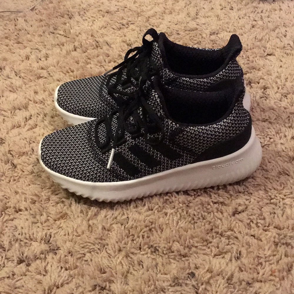 Women’s Adidas tennis shoe